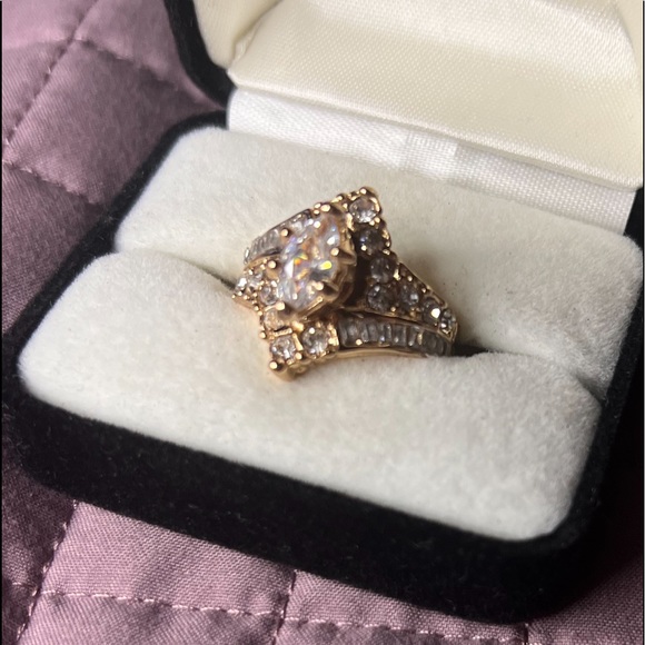 Sz. 8 One karat Faux Marquis center diamond look with several baguettes - Picture 3 of 10